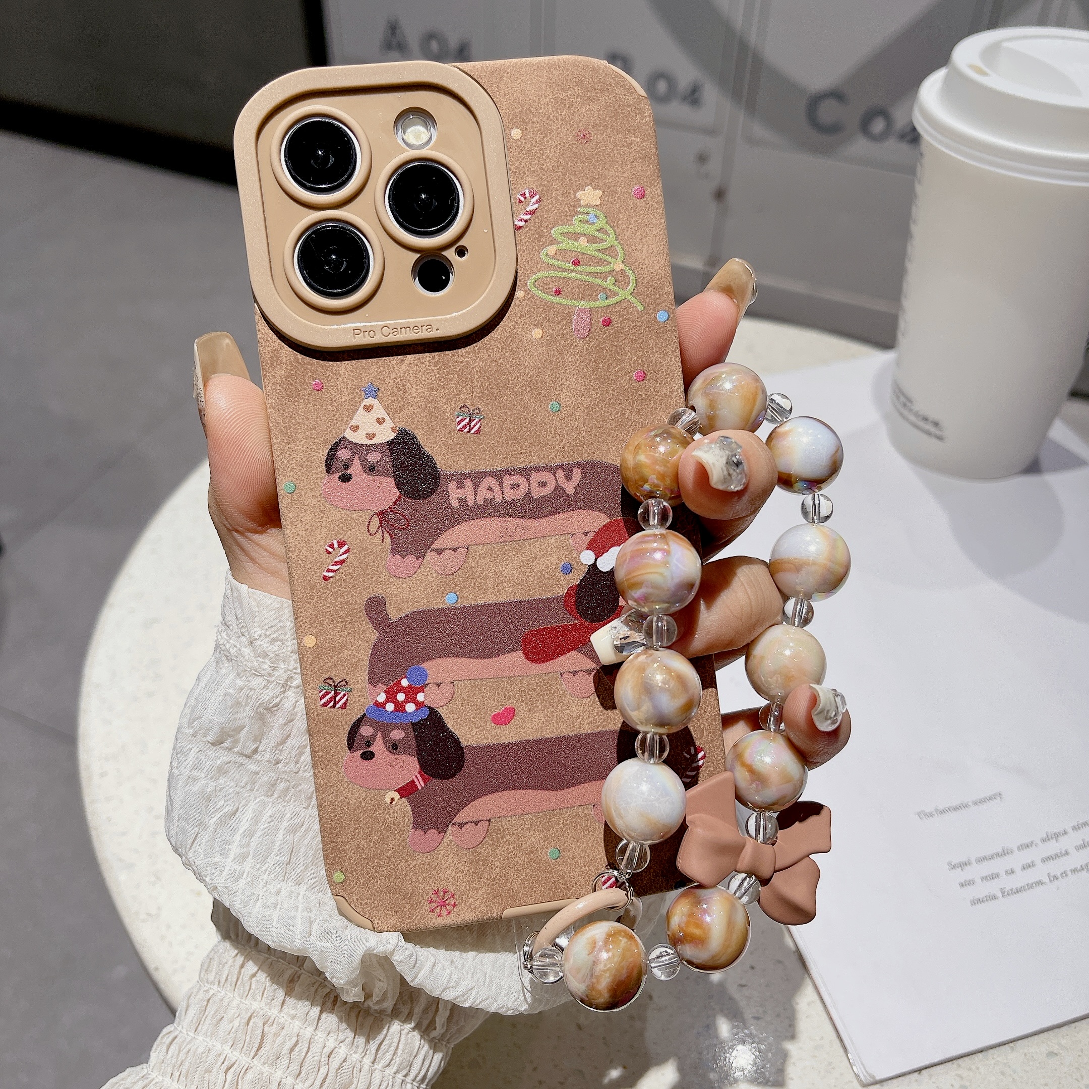 秋冬款麂皮棕色圣诞腊肠狗适用苹果16promax手机壳女iPhone15pro新款14手链13挂件12翻毛皮11防摔保护套全包