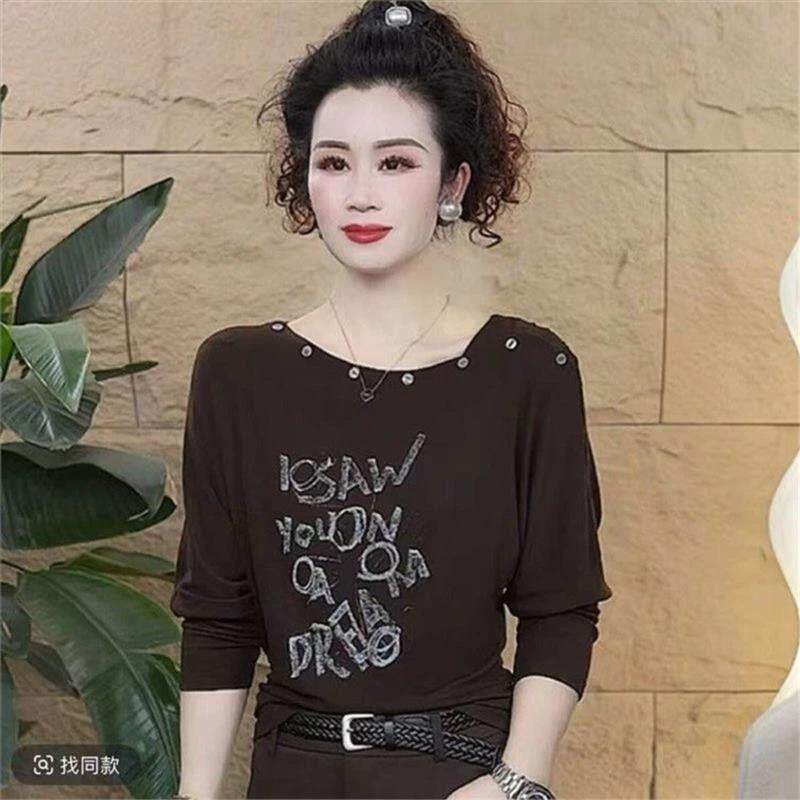 1孔雀服饰春秋减龄字母印花长袖打底衫宽松遮肚休闲洋气百搭上衣