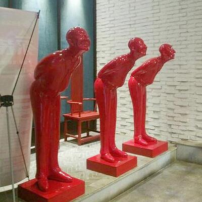 鞠躬迎宾人礼仪玻璃钢人物雕塑 酒店ktv餐厅开业礼树脂落地摆件像