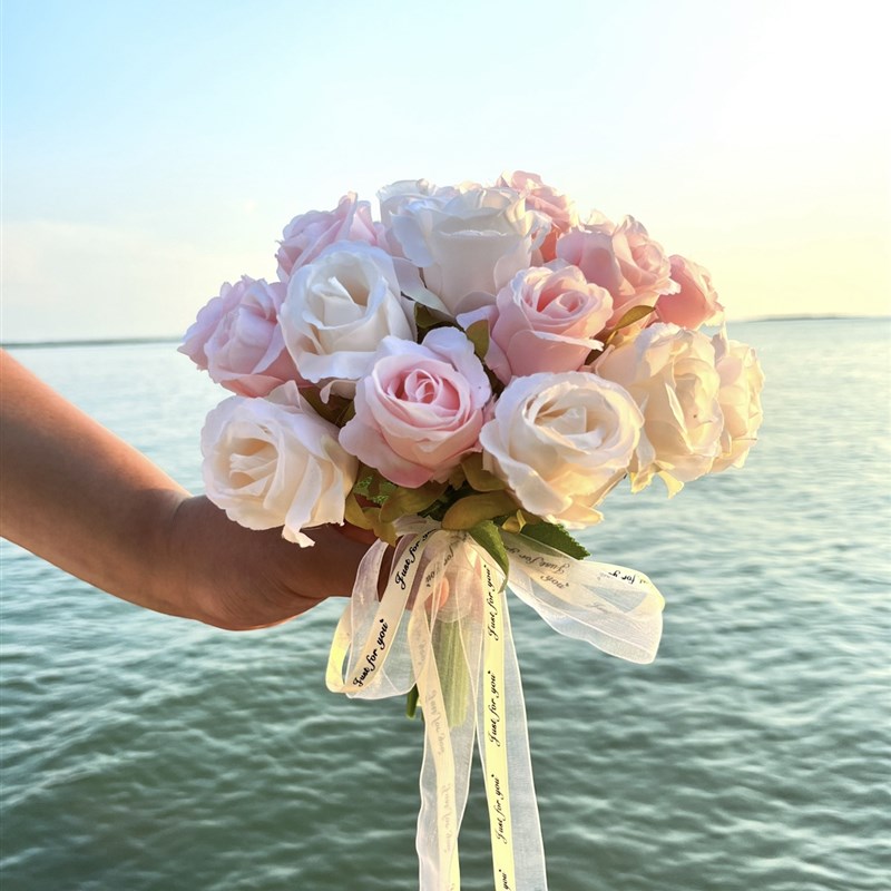 新款韩式订婚领证花束婚礼婚纱照新娘粉白玫瑰混搭小清新手捧花