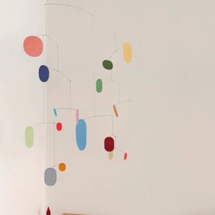 多巴胺灵动彩片风铃吊饰空中彩色动态平衡装置儿童房挂饰乔迁礼物