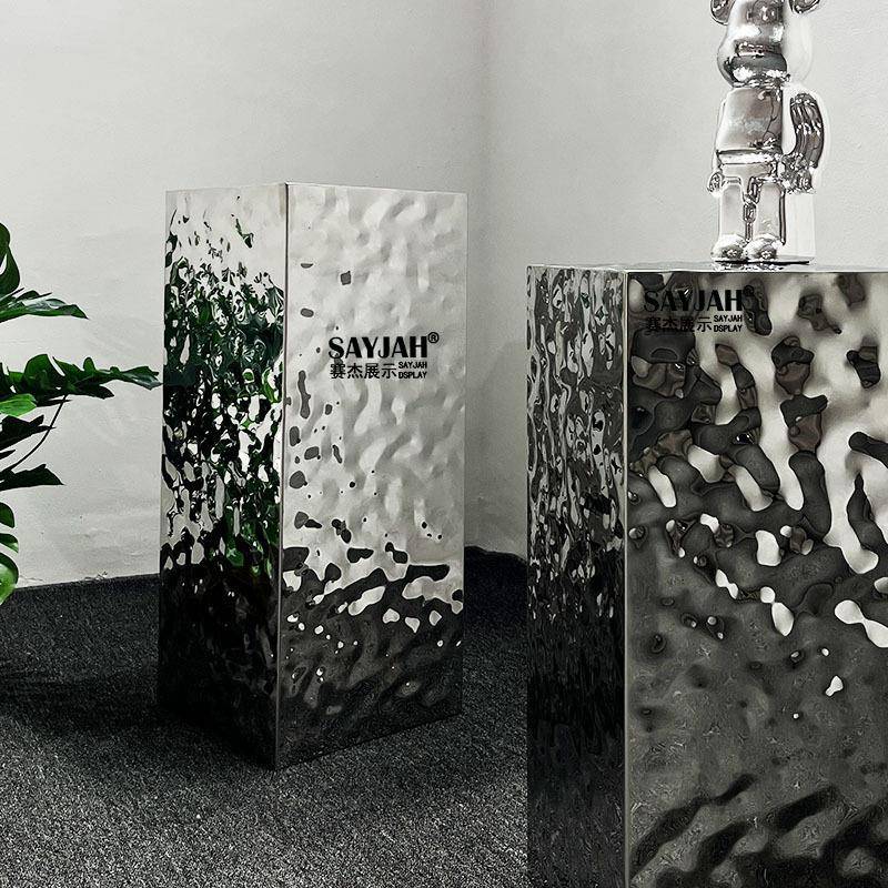 高档服装店橱窗装饰地台不锈钢银色展示台水波纹中岛架高低流水台