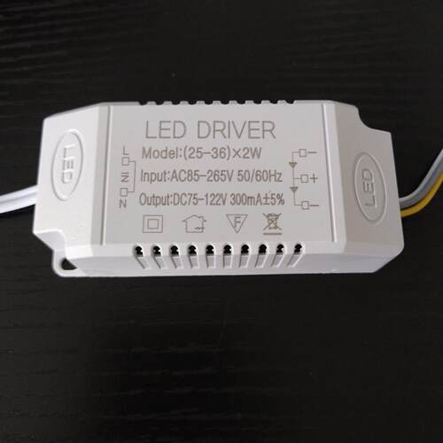 非隔离25-36*2W吸顶灯双色恒流led驱动电源三色分段控制整流器24W