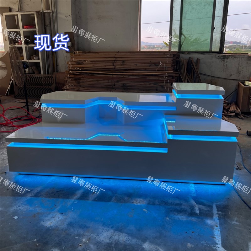 异形科技发光展厅展台圆形中岛台鞋包展示柜定制化妆品多层展示台