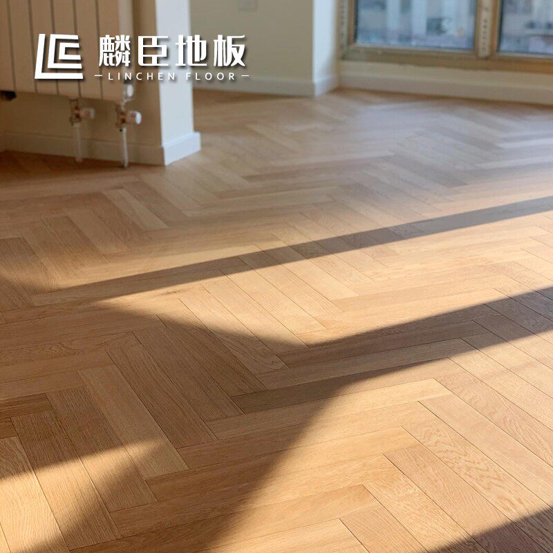 北欧橡木纯实木原木色人字拼鱼骨拼锁扣地热家用地板18mm厂家直销