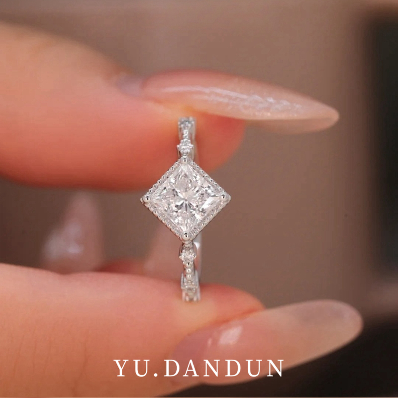 YUDANDUN莫桑戒指1.5克拉公主方钻戒滚边珠设计轻奢高级小众大气