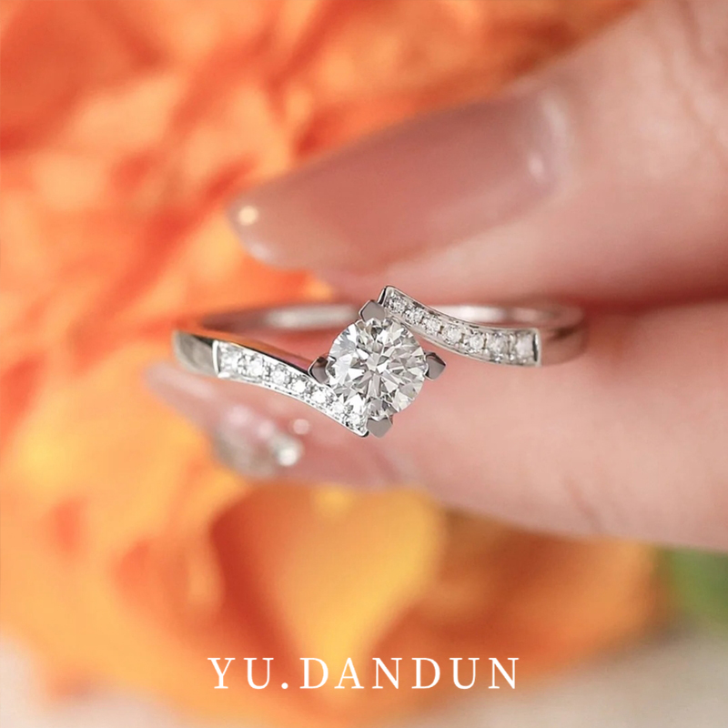 YUDANDUN莫桑戒指1克拉卡镶钻戒四爪扭臂经典时尚百搭精致婚戒女