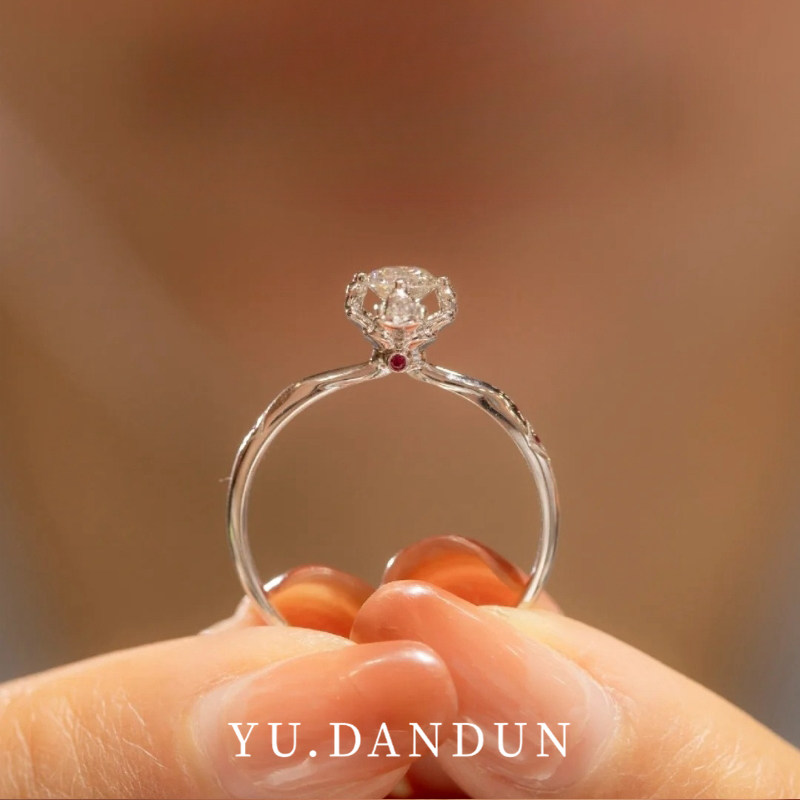 YUDANDUN莫桑戒指50分梅花设计钻戒侧镶红钻优雅秋冬时尚单品女款