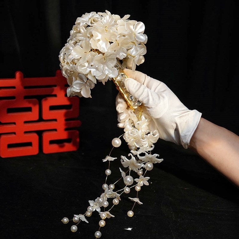 珍珠玉兰花新娘手捧花 团扇中式婚礼高级权杖银色水晶流苏捧花