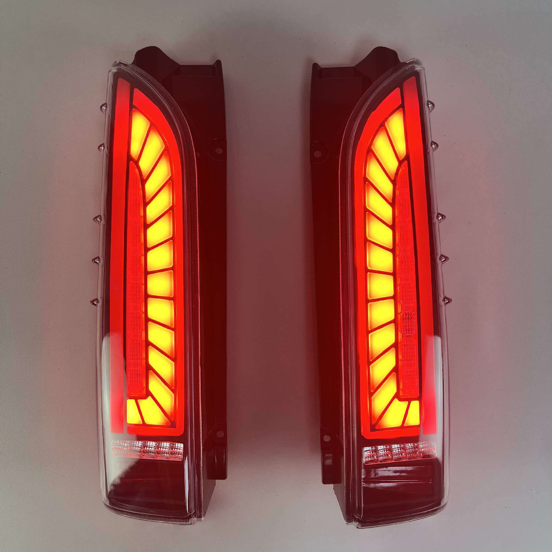 适用于05-18年丰田海狮 HIACE 200系改LED尾灯刹车灯流水转向灯