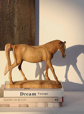 复古怀旧风雕刻木纹马摆件样板间