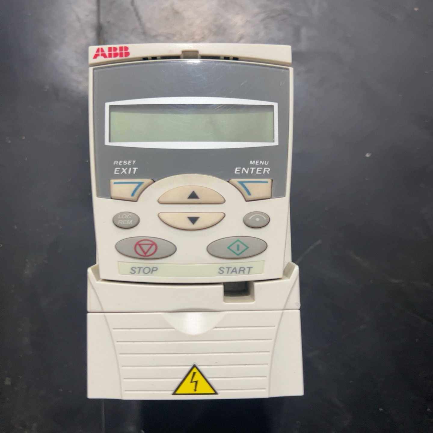 ABB变频器 ACS355-03E-07A3-4 一台 带面【鑫鑫商铺】