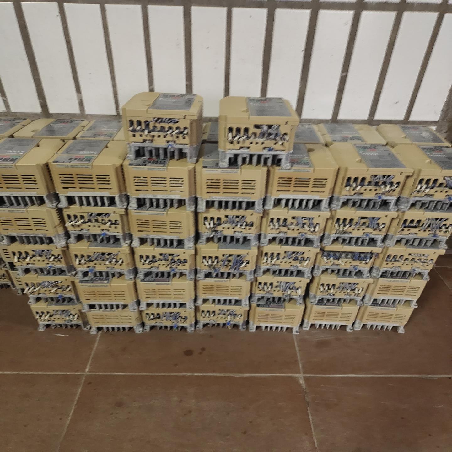 安川V1000变频器0.75KW/0.4KW-电压380V包~询价