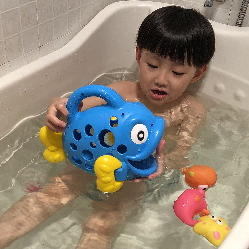 宝宝浴室洗澡戏水吞吞鱼大鱼小鱼喷水动物沐浴过家家儿童捞鱼玩具