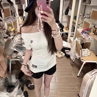 美式辣妹斜领十字架印花短袖