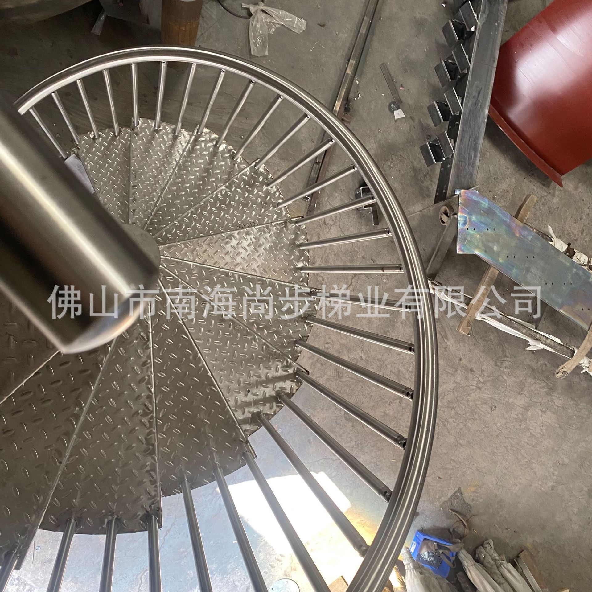 户外防滑楼梯不锈钢304旋转楼梯防滑花纹钢板踏步室外阳台楼梯