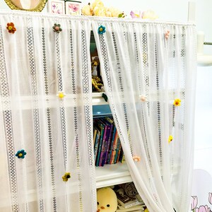 出租屋门帘装饰白蕾丝可伸缩居家布艺纱质门帘可爱花朵遮挡门帘