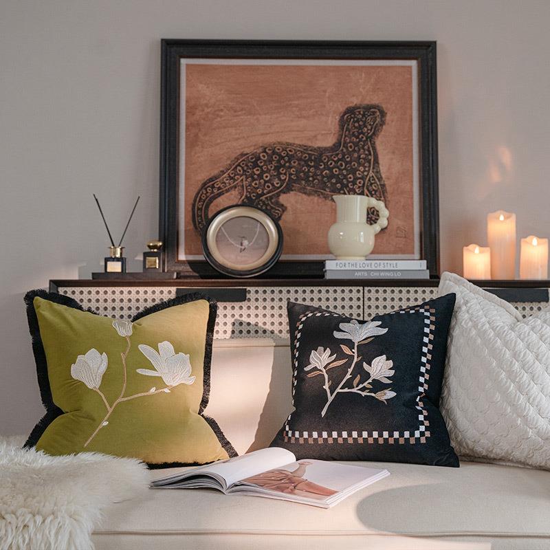 新款网红法式复古刺绣客厅沙发抱枕中古风名宿样板间靠垫玉兰花