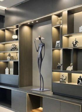 意式艺看书人物雕塑奢摆小件众客厅玄术关WJI壁龛轻细长高级感工