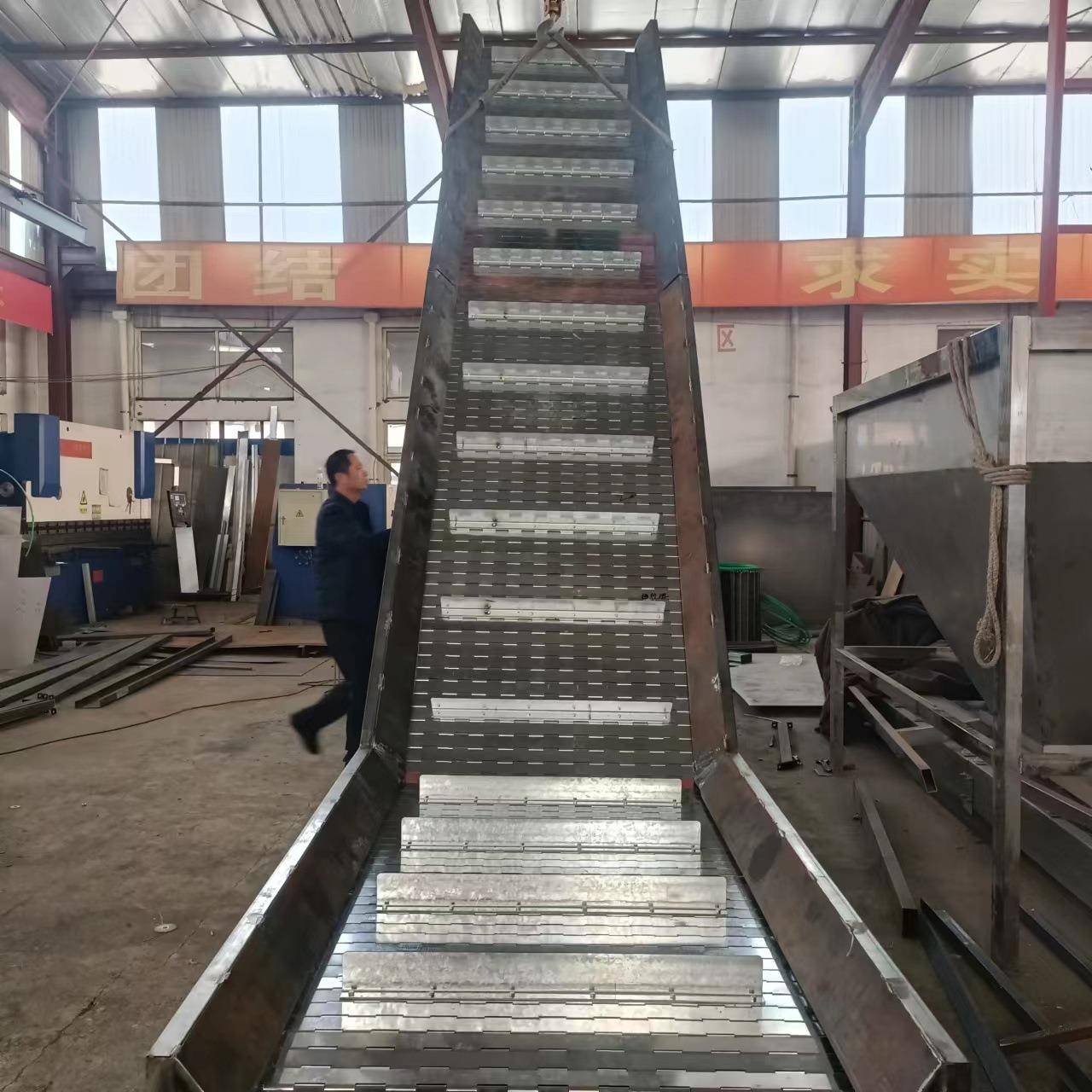 设备配套链板输送设备煤炭上料链板提升机吨重板链式输送机