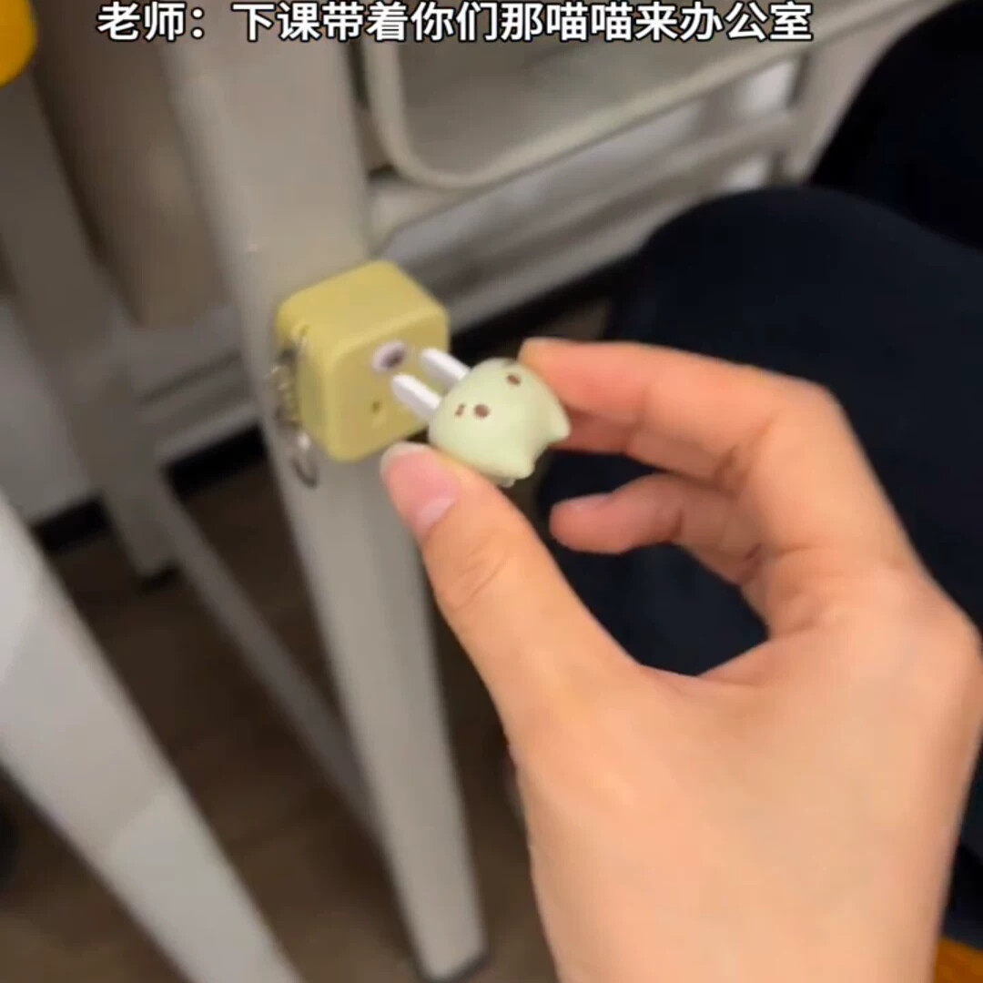 会发声的猫咪插座发声钥匙扣包包挂件创意搞怪解压玩具送同桌礼物