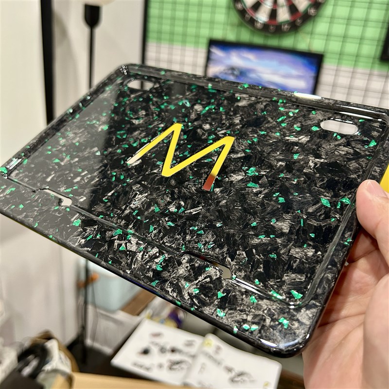 真碳纤维锻造纹carbon摩托车后牌照架框适用重机车踏板电摩牌照托