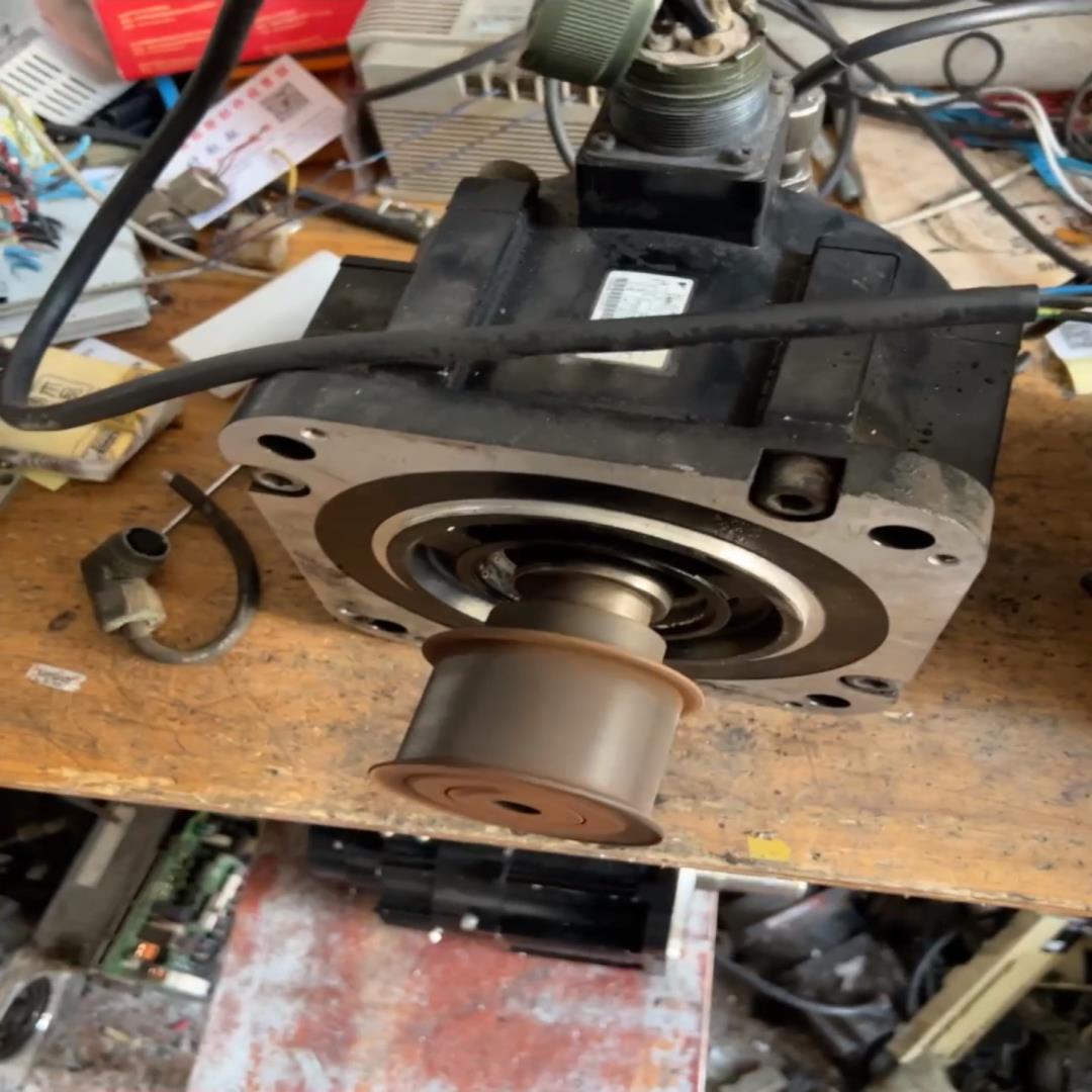 安川电机SGDV-30ADC61实图拍轴承有点响{议价}