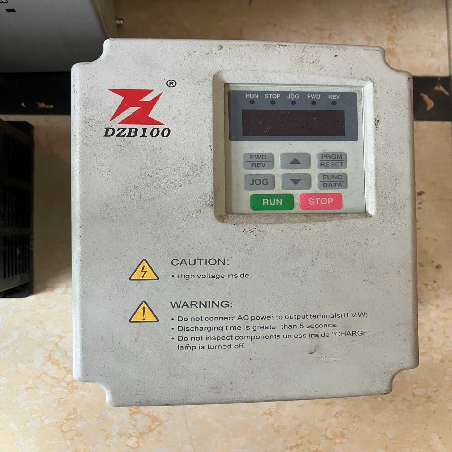 DZB100B0015L4A富凌变频器，功能好的，实物图片分--议价商品