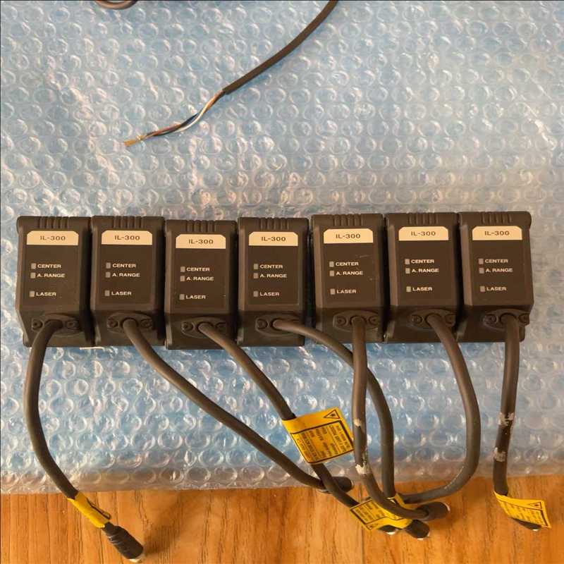 基恩士IL-300激光头，设备拆机的，功能包好，成色如图。（耶耶电
