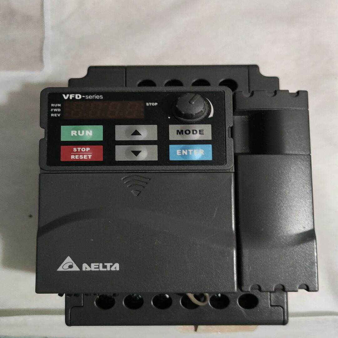 询价~变频器，九成新，型号VFD015E21A