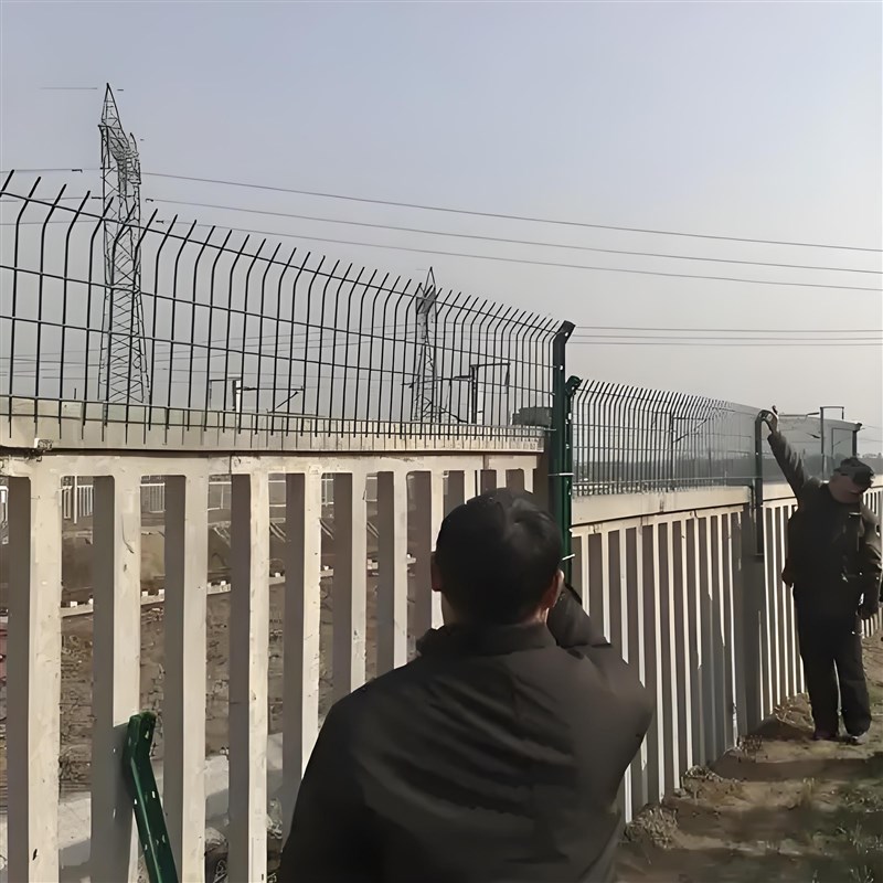 铁路加高网围栏混凝土防护栅栏护栏网高铁防护网围栏网隔离网定制