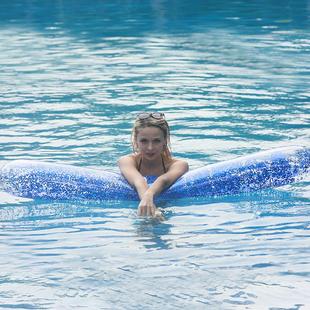 PVC充气漂浮棒成人游泳圈助力棍充气棒子透明亮片游泳浮力棒泳棒