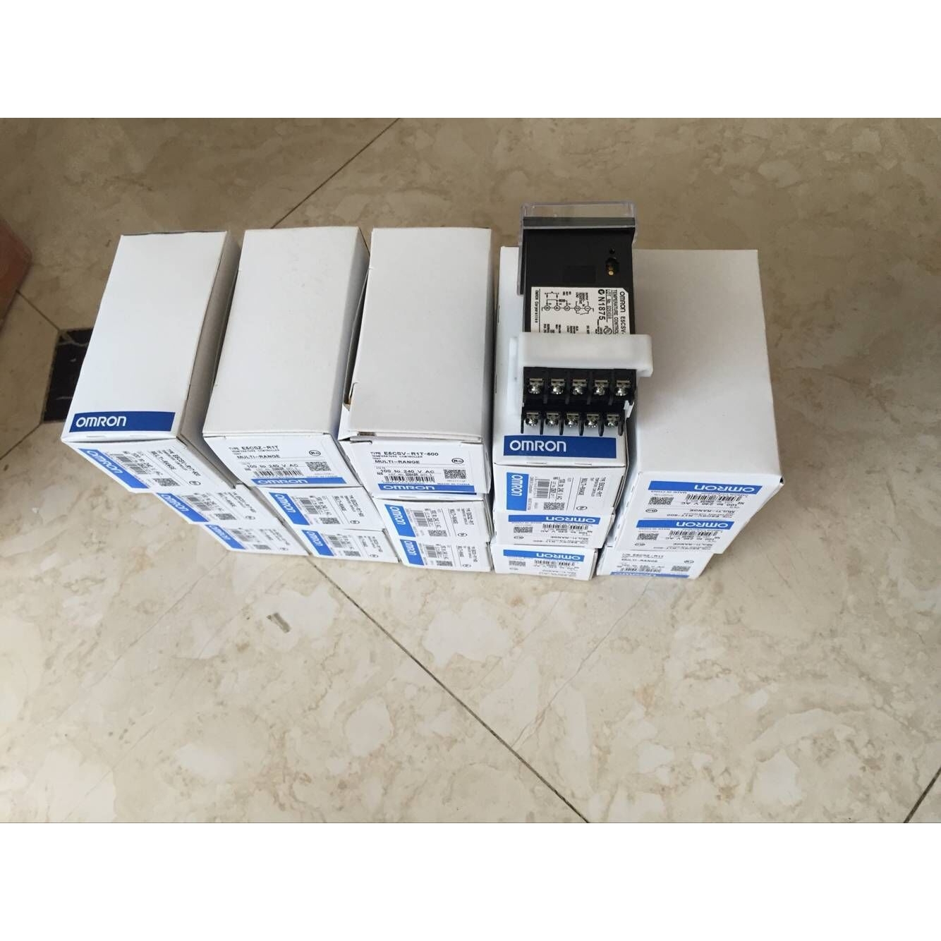 欧姆龙OMRON原装全新 温控器E5CS-RKJU-W AC100-240