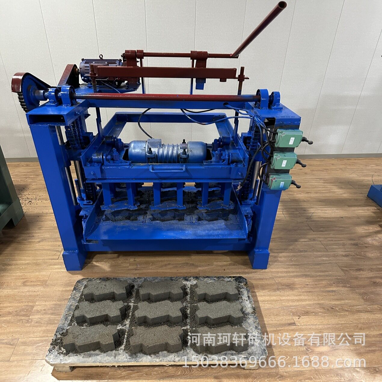 畅销款半自动制砖机波浪形路面砖机可换模具水泥砖机男女皆可操作
