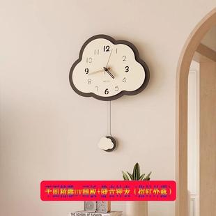 奶油风钟表挂钟客厅2025新款简约现代创意时钟墙餐厅装饰画可摆动