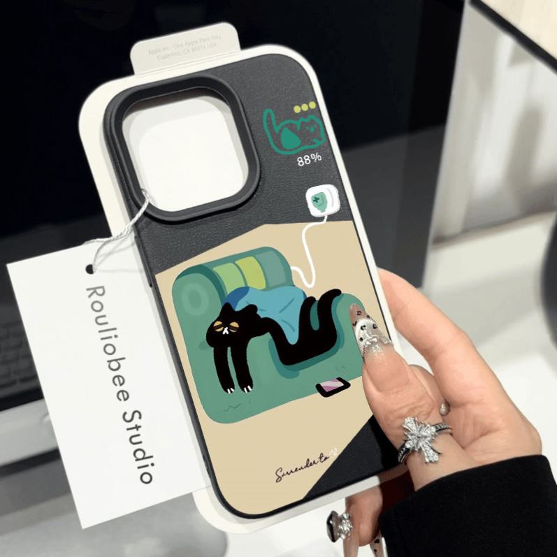 豆豆按摩椅上的小黑猫适用苹果16手机壳iPhone15Pro荔枝纹13Pro磨砂12小米15pro/14/13华为mate60pro小众