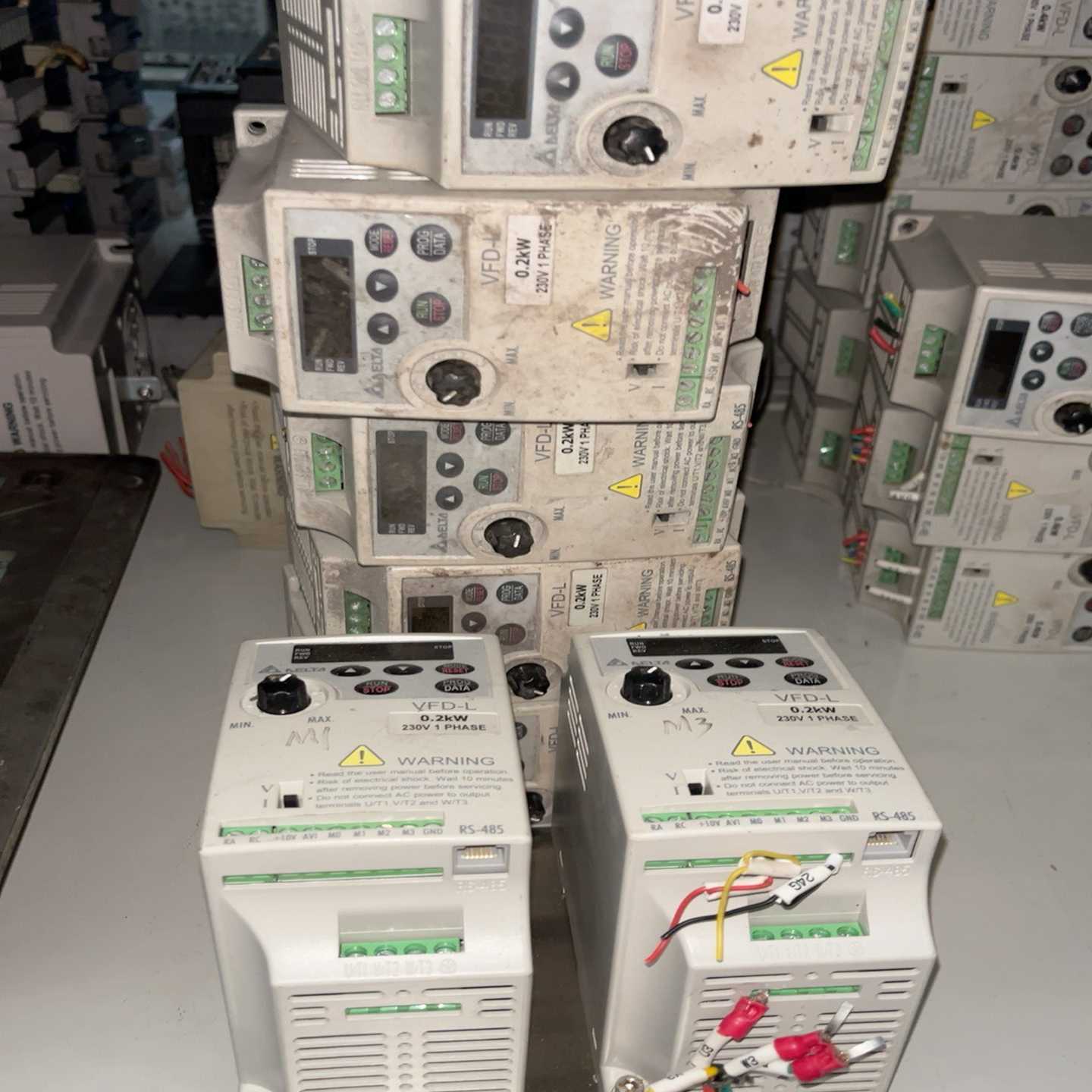 (询价)台达0.2KW变频器VFD002L21A，成色一般