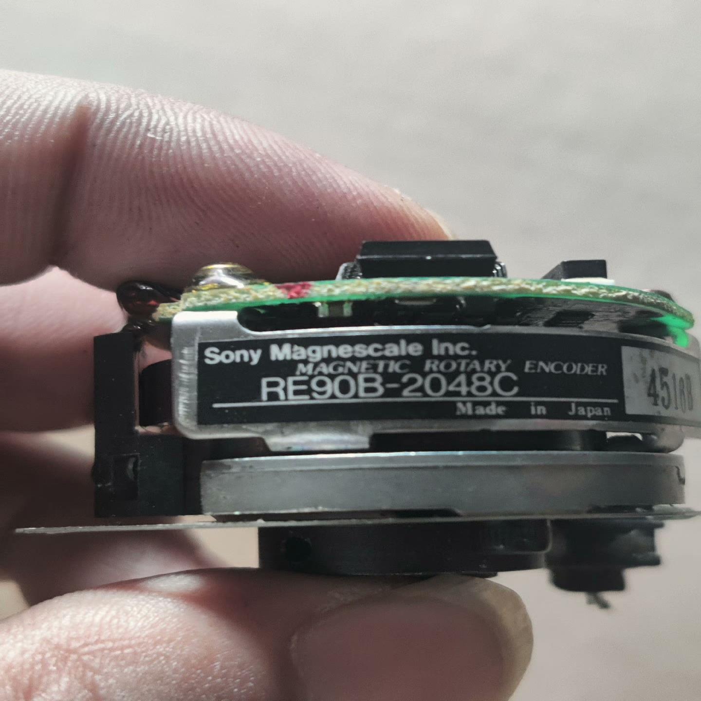 安川编码器RE90B-2048C的成色不错如图所示，（电子设备）