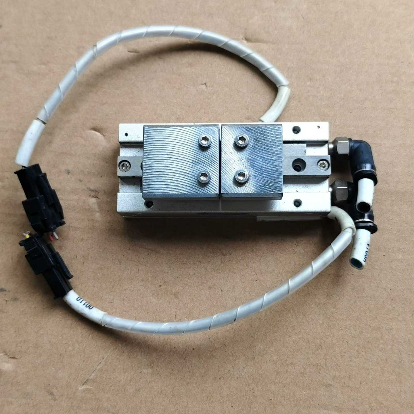 9新平行手指气缸MHF2-8D21个，~询价