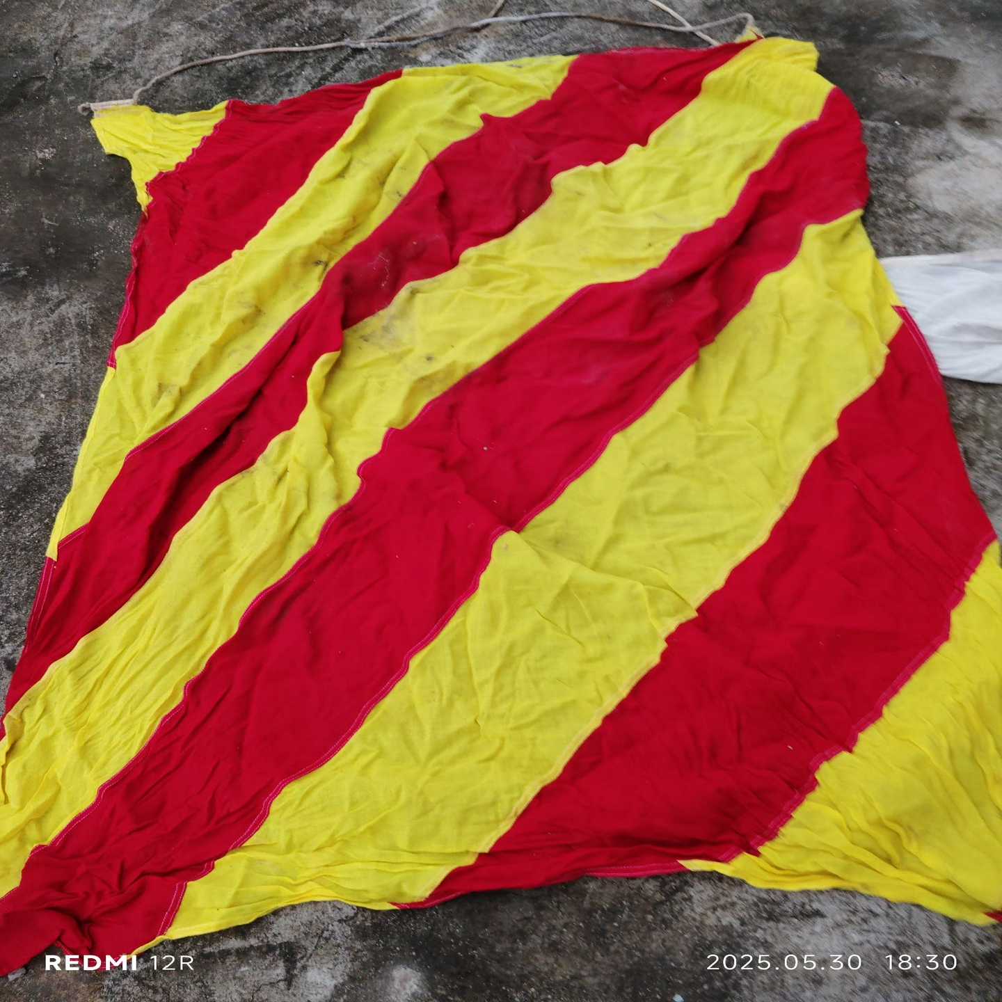 议价船用信号旗一面，规格140x160Cm，红黄色布是缝上的，绵