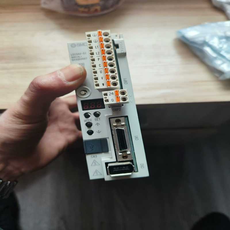 询价SMC-LECSA2-S1成色如图，功能完好。议价