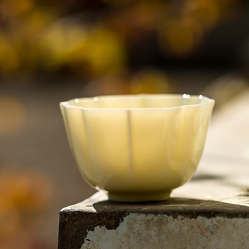 黄丽君月光白 玉瓷米黄品茗杯单杯薄胎葵口主人杯家用单个小