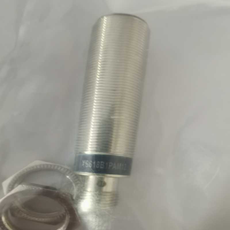 施耐德电感式接近开关XS618B1PAM12，8个，保证全新