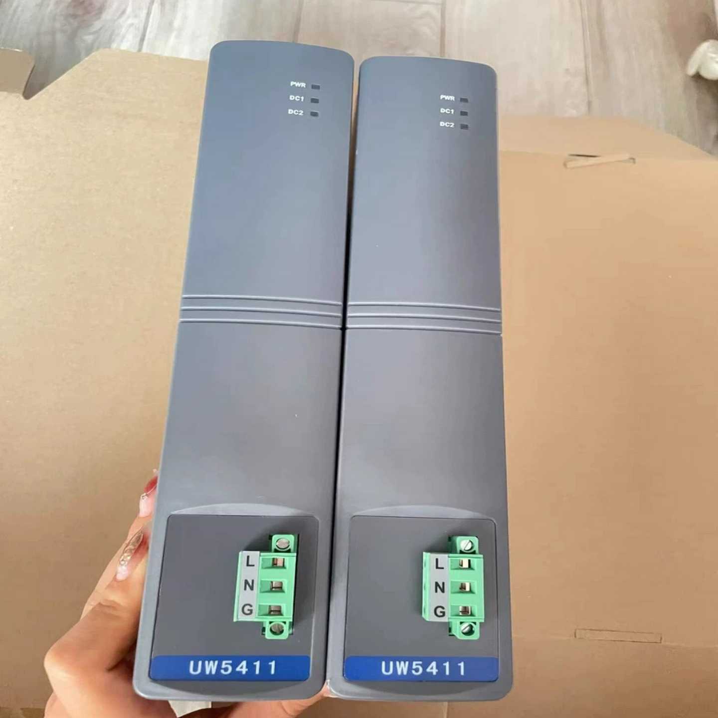 优稳电源500AUW5411带底座（佳毅工控）