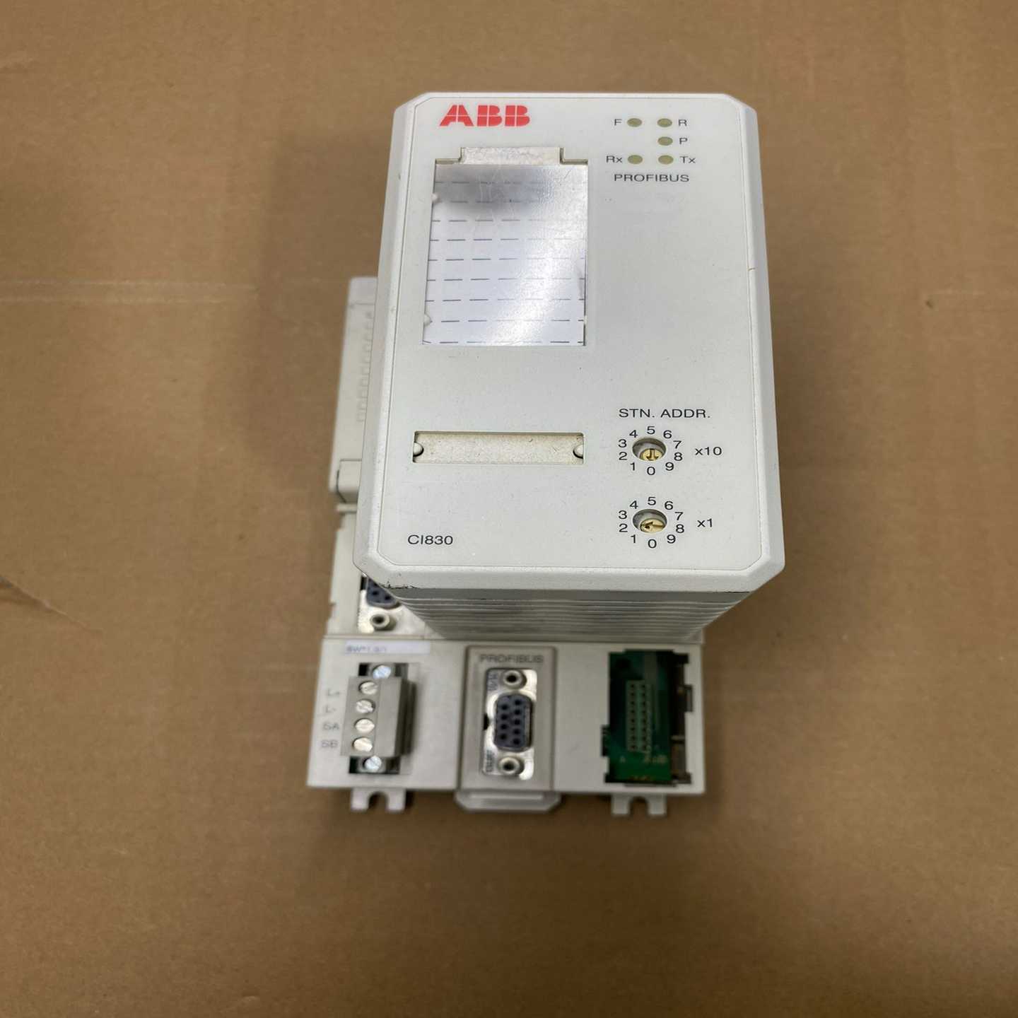议价ABB模块，型号CI830，画圈的位置有裂痕，实物图拍摄，功