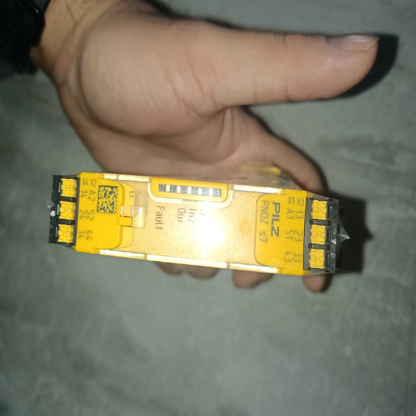 皮尔兹安全继电器的没开封的一个，型号pnoz s7 编码（佳毅工