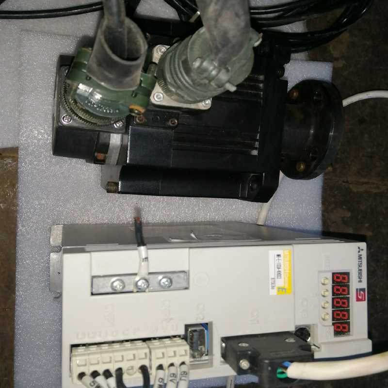 三菱MR-E-100A-KH003驱动器 ,HF-SE102(gg设备)