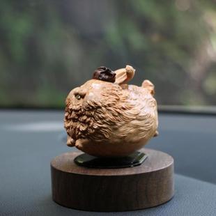 太陽能自動旋轉創意汽車擺件黃楊木雕十二生肖少年兔車載招財飾品