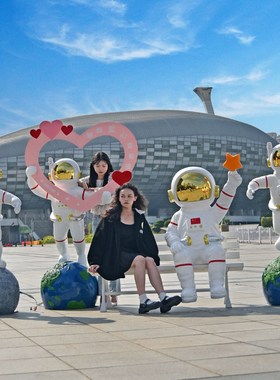 宇航员玻璃钢雕塑太空人摆件商场售楼部航L空火箭户外网红打卡装