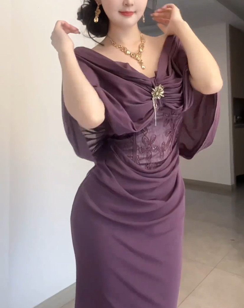 蕾丝拼接时髦露肩设计感法式复古连衣裙女秋季新款大码法式包臀裙